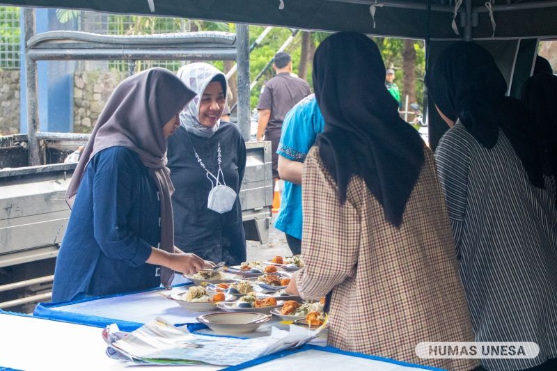 KOMPAK: Pimpinan dan penitia kegiatan menyiapkan seribu paket makanan dan takjil.
