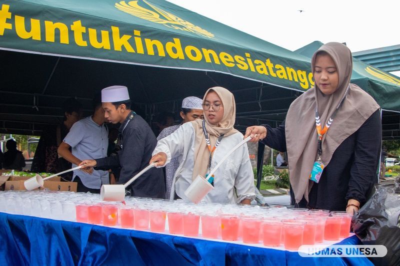 SEGER: Panitia kegiatan menyiapkan seribu porsi minuman dalam agenda pembagian takjil gratis.