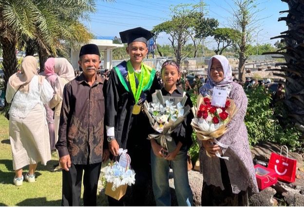 Kadang, membahagiakan orang tua itu sederhana, bagi mahasiswa cukup persembahkan toga di hari wisuda, itu sudah cukup mengukir senyum di wajah mereka yang semakin menua. Bayar keringat mereka dengan kelulusan! Bisa lebih dari itu, lebih bagus lagi. Tetap semangat bagi yang masih berjuang!